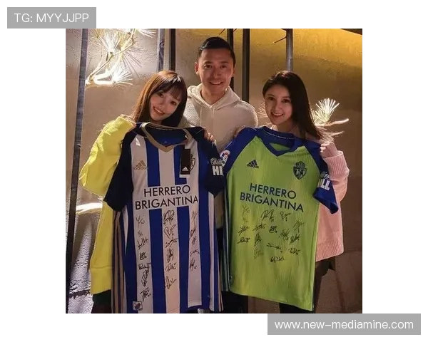 足球明星与国内明星亲密合影展现跨界友谊与合作的精彩瞬间 足球明星与国内明星亲密合影展现跨界友谊与合作的精彩瞬间