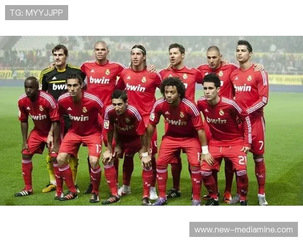 足球明星霸气宣传图展现球场魅力与个人风采的完美结合 足球明星霸气宣传图展现球场魅力与个人风采的完美结合