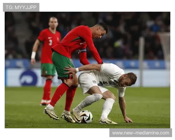 足球明星们的创意合照大集合展现球场外的精彩瞬间与友谊之美 足球明星们的创意合照大集合展现球场外的精彩瞬间与友谊之美