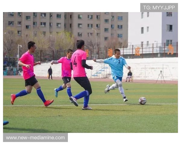 足球明星挑战系列图片展现运动激情与风采的精彩瞬间 足球明星挑战系列图片展现运动激情与风采的精彩瞬间